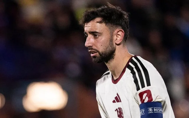 Bruno Fernandes to Keep Captaincy as Wayne Rooney Slams United