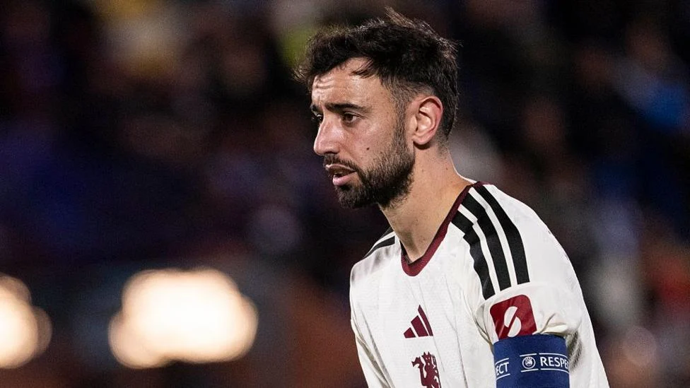 Bruno Fernandes to Keep Captaincy as Wayne Rooney Slams United