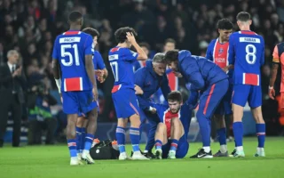 PSG Star Kvaratskhelia Faces Surgery After ACL Rupture